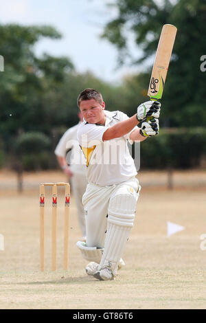 Abbott Harold Wood in Aktion auf seinem Weg nach 50 Abfahrten - Harold Wood CC zu zucken 5. XI Vs unterstützt CC 6. XI - Essex Cricket League im Hennegau Recreation Ground - 31.07.10 Stockfoto