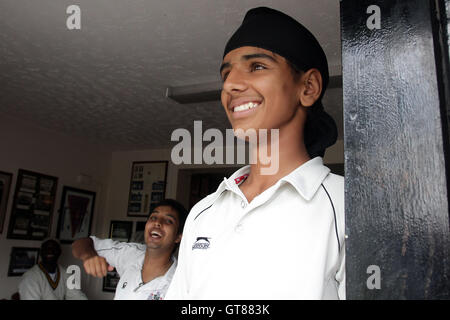 Barking Spieler schauen auf aus dem Pavillon - unterstützt sportliche CC (fielding) Vs Barking CC - Essex Cricket League - 09/07/11 - contact@tgsphoto.co.uk Stockfoto