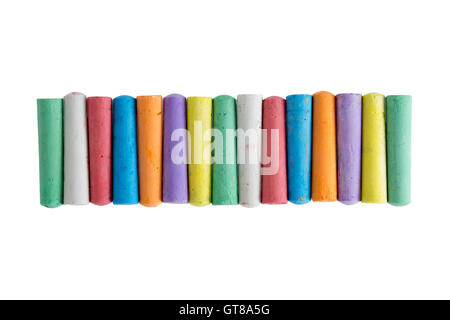 Lange Reihe von bunten Kreide Buntstifte in den Farben des Regenbogens ordentlich ausgerichtet, zentriert auf einem weißen Hintergrund, Ansicht her Stockfoto