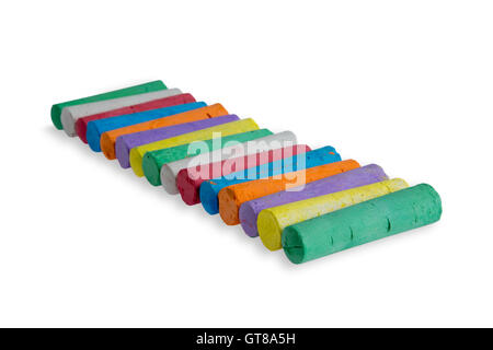 Ordentlich ausgerichtet diagonalen Reihe von farbigen Kreiden in den Farben des Spektrums oder Regenbogen bereit für kleine Kinder aufgreifen, eine Stockfoto