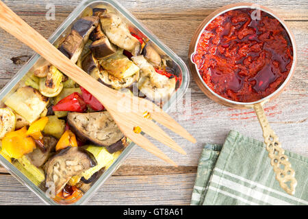 Gesund Braten oder gegrilltem türkisches Gemüse serviert mit Zucchini, Auberginen und Paprika serviert mit einer pikanten Stockfoto