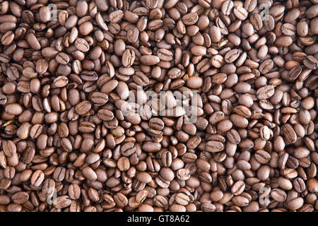 Hintergrund-Textur von gerösteten braunen Kaffeebohnen bereit zum Schleifen für eine frische Tasse Kaffee beim Frühstück, großaufnahme vi Stockfoto