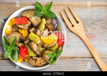 Gegrilltes und Sautierte Gemüse wie Auberginen, Zucchini, rote und Yelllow süße Pepppers, Knoblauch, garniert mit Minze und rea Stockfoto