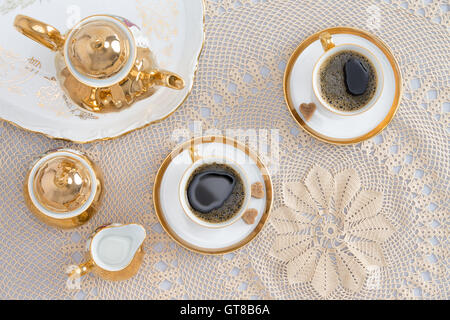 Schließen Sie sich Tassen des türkischen Kaffee für zwei, gut für Gespräche auf eleganten weißen Tisch. In High Angle View erfasst. Stockfoto