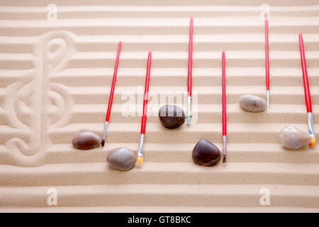 Festliche Musik am Strand Hintergrund Konzept mit Noten von Fersenone Kiesel und roten Pinsel über eine Punktzahl von alternat Stockfoto