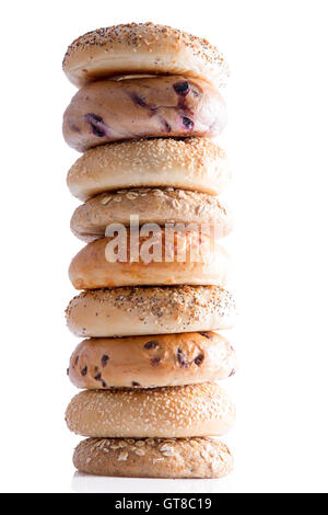 Nahaufnahme leckere hausgemachte Bagel Brot Piled vertikal, isoliert auf einem weißen Hintergrund. Stockfoto