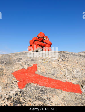 Roter Pfad Markierungen und Pfeil, Ilulissay Eisfjord, Ilulissat, Disko Bucht, Grönland Stockfoto