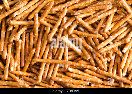 Reichlich gesalzen gebackene Brezel Sticks Wallpaper Hintergründe, hautnah in High Angle View erfasst. Stockfoto