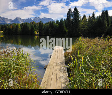 Anlegesteg und lange Schilf, Wagenbruechsee, Werdenfelser Land, Upper Bavaria, Bayern, Deutschland Stockfoto
