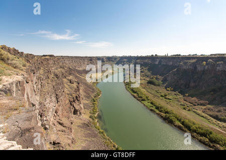 Panoramablick auf ruhigen Snake River Canyon in der Nähe von Twin Falls, Idaho auf ein sonniges Klima. Stockfoto