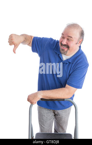 Glückliche Erwachsene bärtiger Mann in blauen Polo-Shirt, einen Stuhl gelehnt, während Daumen runter Zeichen mit jemandem zeigen. Isolated on White Stockfoto