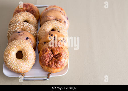 Frischen Bagel Brot, gut für nach dem Büro treffen Snacks, zubereitet auf einem weißen Tablett auf einen Tisch mit textfreiraum gestellt. Stockfoto
