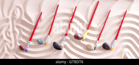 High Angle View of Musik Mitarbeiter mit Höhen Cleff gezeichnet in Steinen, Sand und Pinsel für Musiknoten, Musik zu schaffen, auf Stockfoto