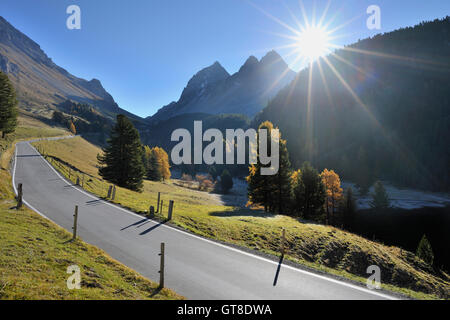 Bergstraße und Bright Sun, Albulapass, Kanton Graubünden, Schweiz Stockfoto