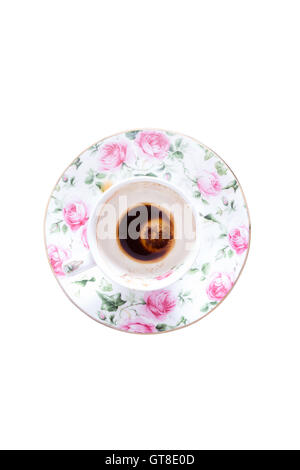Fertige Tasse Türkisch in einem zierlichen ziemlich floral Porzellantasse und Untertasse dekoriert mit rosa Rosen Kaffee von oben gesehen ist Stockfoto