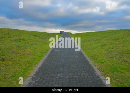 Weg zum Gipfel des Hügels, Halde Halde, Herten, Recklinghausen, Ruhrgebiet, Nordrhein-Westfalen, Deutschland Stockfoto