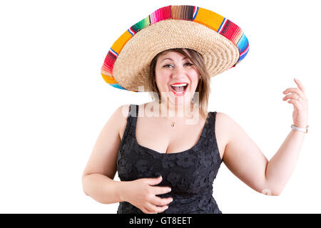 Glücklich Porträt einer Dame tanzen in Casual Schwarz Shirt mit mexikanischen Sombrero, schaut in die Kamera auf eine weiße staatlich hautnah Stockfoto