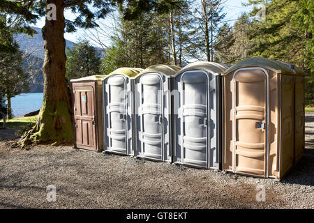 Portapotty oder Portable Kunststoff tragbare Toilette mit Chemikalien und Lufterfrischer in einen Tank, in einem Park-Hof für öffentliche Con eingeschlossen Stockfoto