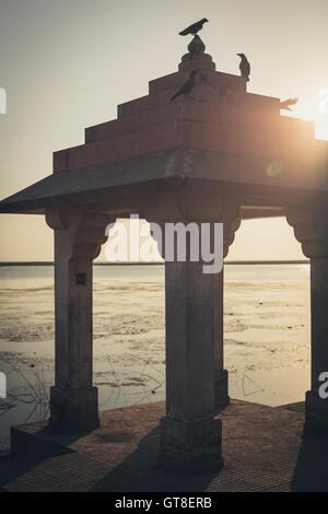 Tauben thront auf Dach des hinduistischen brennen Ghat, Somnath Tempel, Triveni Mahasangam, Veraval, Gujarat, Indien Stockfoto