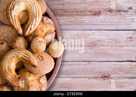 Leckere frische hausgemachte türkisches Gebäck auf Tablett mit Croissant, Ay Coregi, Mandel-Makronen und andere Mini Cookies, obenauf hautnah Stockfoto