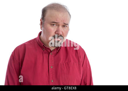 Verärgert und enttäuscht kahlen Mann mittleren Alters, Blick in die Kamera mit einem depressiven Gesichtsausdruck Stirnrunzeln, Porträt auf isoliert Stockfoto