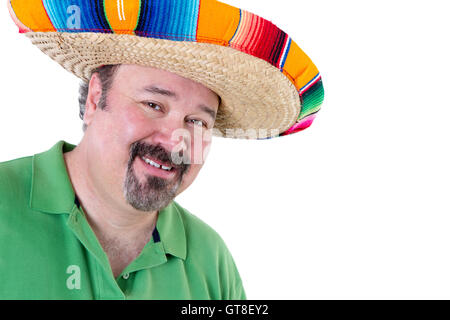 Einladende bärtiger Mann in mexikanischen Sombrero lächelnd in die Kamera auf weißem Hintergrund mit textfreiraum hautnah. Stockfoto