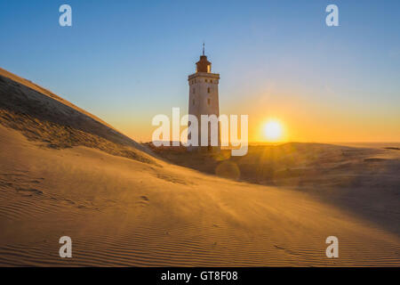 Leuchtturm und Dünen, Rubjerg Knude bei Sonnenuntergang, Lökken, Nord-Jütland, Dänemark Stockfoto