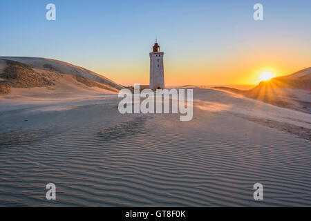 Leuchtturm und Dünen, Rubjerg Knude bei Sonnenuntergang, Lökken, Nord-Jütland, Dänemark Stockfoto