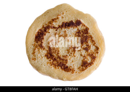 Einzelne Pfannkuchen mit verschiedenen Schattierungen von Braun Farbflächen gut gekocht, aber nicht verbrannt, über Ansicht isoliert auf weißem Hintergrund Stockfoto