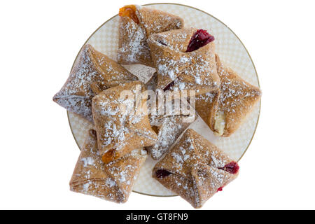 Teller von knusprig frisch gebackene Crossover-Gebäck gefüllt mit Käse und fruchtig bewahren von Pfirsich und Erdbeere, overhead Stockfoto
