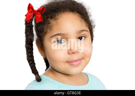 Süße junge Mädchen mit geflochtenen lockiges Haar auf der Suche bei Ihnen mit einem halben Lächeln, großaufnahme Isolated on White Background. Stockfoto