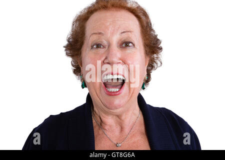 Schließen Sie schockiert Gesicht ein Senior Frau betrachten die Kamera mit Mund Wide Open, Isolated on White Background. Stockfoto