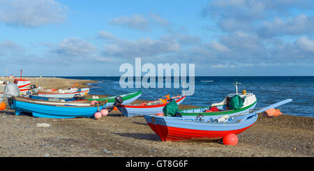 Bunte Fischerboote am Strand, Klitmøller, Nord-Jütland, Dänemark Stockfoto