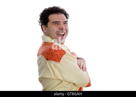 Eine halbe Stelle erschossen von einem fröhlichen Mitte im Alter Mann mit trendigen afrikanischen Hemd schaut in die Kamera vor weißem Hintergrund. Stockfoto