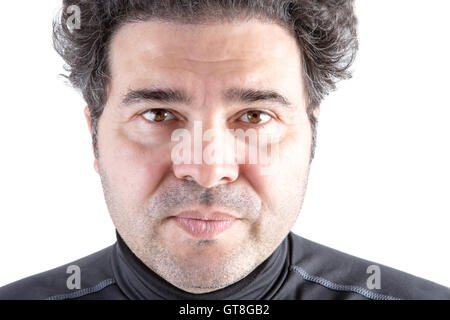 Schließen Sie nachdenklich Mitte im Alter Mann betrachten die Kamera ernsthaft vor weißem Hintergrund. Stockfoto