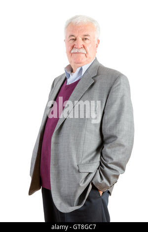 Drei Viertel Schuss eine grauhaarige mittlere Alter Geschäftsmann schaut in die Kamera vor weißem Hintergrund. Stockfoto