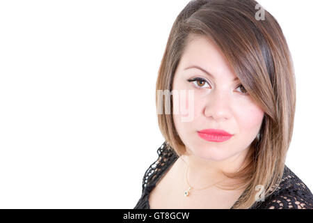 Ziemlich junge Frau mit Blick auf die Kamera gegen weißer Hintergrund mit textfreiraum hautnah. Stockfoto