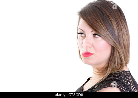 Ziemlich junge Frau auf der Suche, auf der linken Seite gegen weißer Hintergrund mit textfreiraum wird hautnah. Stockfoto