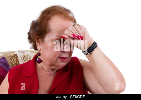 Ältere Dame einen schlechten Tag hielt ihre Hand auf ihre Stirn, als sie die Augen gegen den Schmerz schließt Kopfschmerzen leiden, Stockfoto