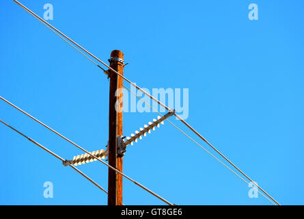 Hydro Drähte gegen blauen Himmel, Kanada Stockfoto
