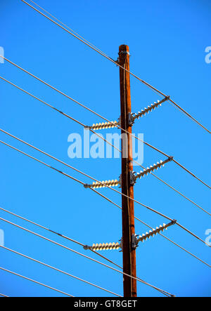 Hydro Drähte gegen blauen Himmel, Kanada Stockfoto