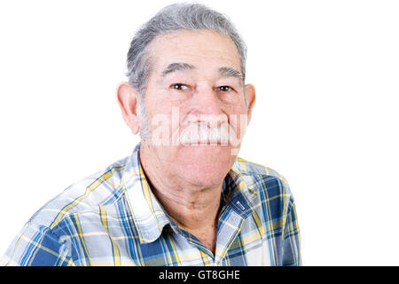 Ernsthafte einzigen Mann mittleren Alters mexikanischen mit Schnurrbart in Mittelklasse-lässige Hemd über weißem Hintergrund Stockfoto