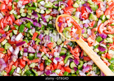 Bunte türkische Hirten Salat essen Hintergrundtextur gemacht aus einer Vielzahl von frischen fein gewürfelten Gemüse mit einem hölzernen servi Stockfoto