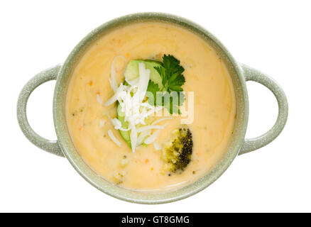 Schüssel mit lecker Sahne Brokkoli-Suppe mit frischer Petersilie garniert und geriebener Cheddar-Käse, Draufsicht, isoliert auf weiss Stockfoto