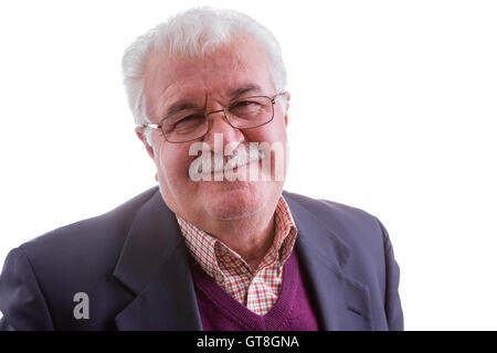 Stilvolle senior glücklich tragen Brille schaut in die Kamera mit einem breiten Lächeln, Kopf und Schultern isoliert auf weiss Stockfoto