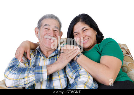 Glücklich mexikanischen Senior mit Schnurrbart berühren Hand glücklich Tochter sitzen zusammen auf sofa Stockfoto