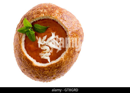 Isolierte Tomatensuppe garniert mit geriebenem Käse und frische Kräutern in einer Schüssel crusty Sauerteig Brot serviert von oben gesehen Stockfoto