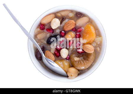 Bunte gesunde Noah der Pudding oder Türkisch Ashure, süße Getreide Dessert, serviert mit Granatapfelkernen, Mandeln und Haselnüssen Stockfoto