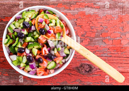 Gesunde frische türkische Hirten Salat aus einer bunten Auswahl an gewürfelte Gemüse in einem runden Bogen servierbereit Stockfoto