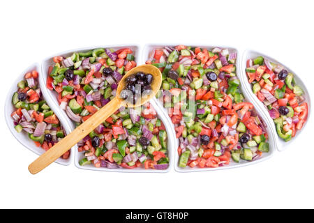 Türkische Hirten Salat mit bunt gewürfelte frischem Gemüse serviert mit Oliven in einer langen ovalen Platte für ein Familientreffen, ove Stockfoto